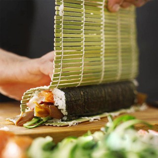 Mành cuộn Sushi bằng tre kèm muôi xới (cỡ vừa)